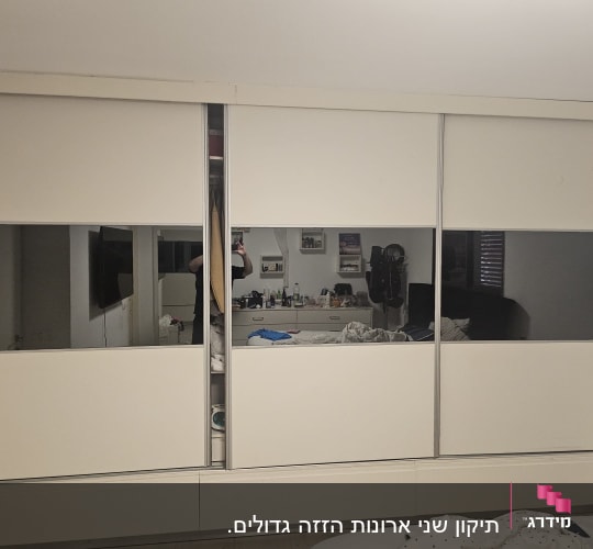 ארון בגדים עם דלתות הזזה ומראה
